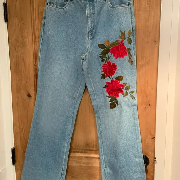 Beautiful red embroidered floral jeans. - Picture 4 of 4